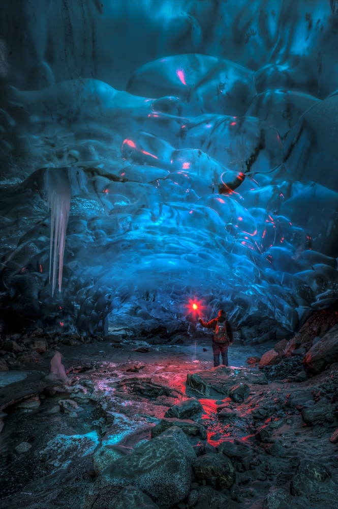 Красота ледёной пещеры на Аляске