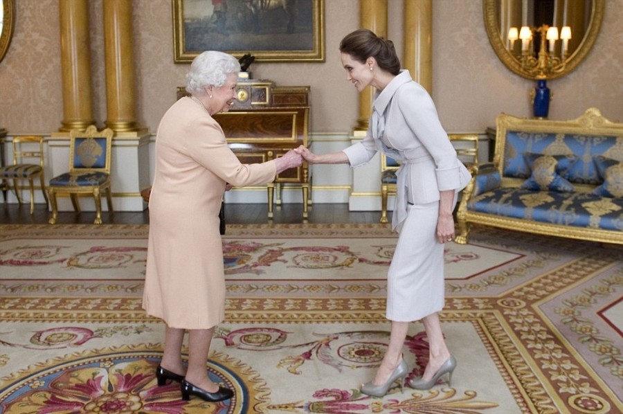  Встреча королевы Елизаветы и Анджелины Джоли
