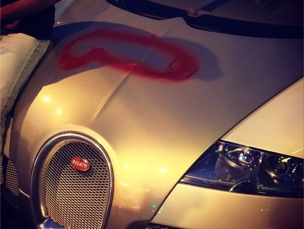 Вандалы нарисовали пенис на Bugatti Veyron