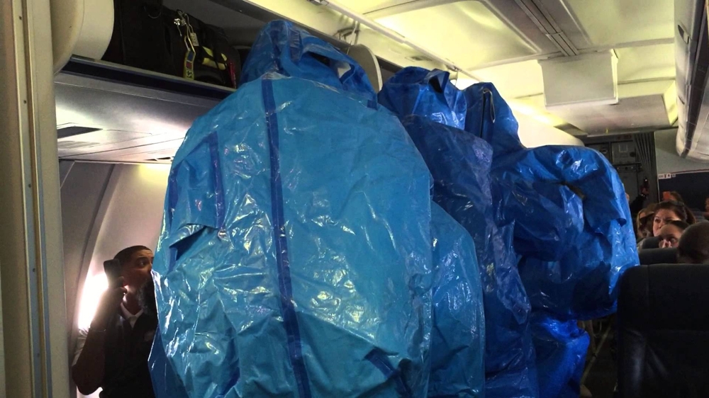 Пассажир в самолете пошутил что болеет Эболой 