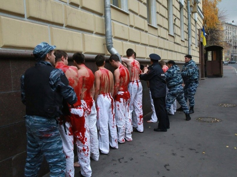 Около посольства Украины в Москве пролилась кровь