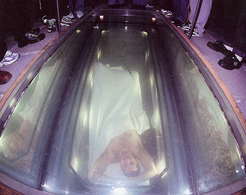 Том Ситас задерживает дыхание под водой 17 минут - мировой рекорд!