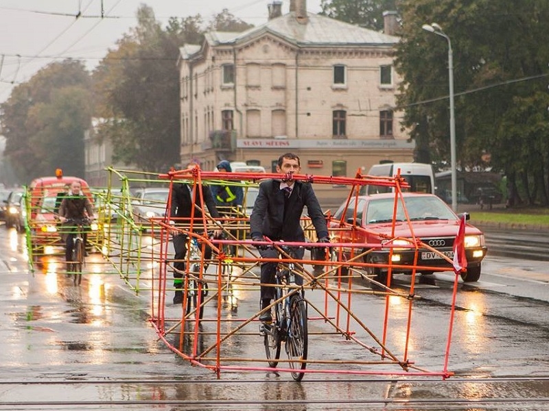 Латвийские велосипедисты показали, как много места занимают автомобили