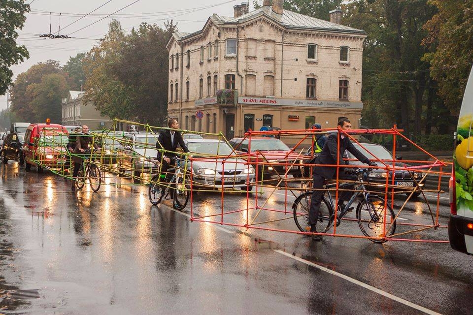 Латвийские велосипедисты показали, как много места занимают автомобили