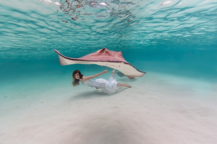  Завораживающие снимки с "подводной девушкой"