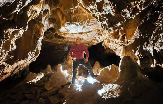 Туристы обнаружили в лесу "невидимую" пещеру