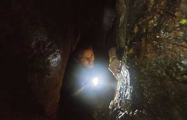 Туристы обнаружили в лесу "невидимую" пещеру