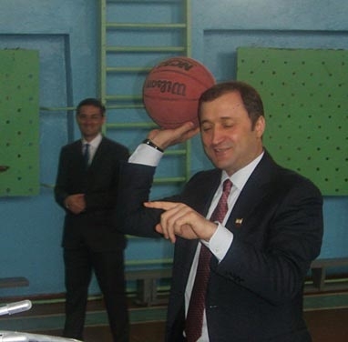 Премьер-министр Молдовы Влад Филат баскетболист