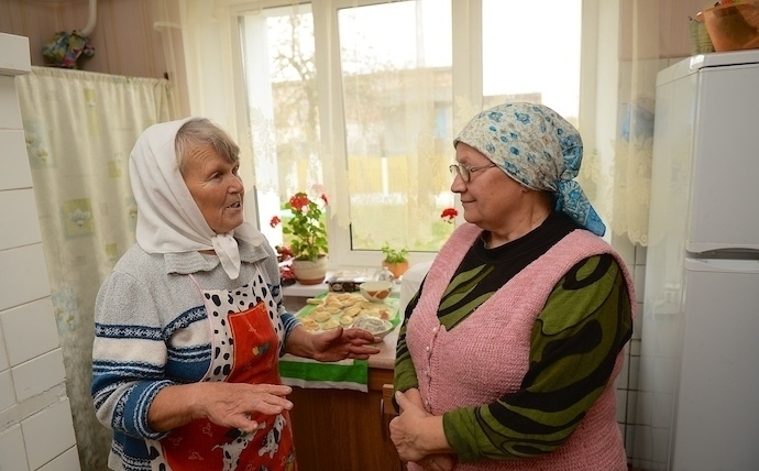 Дегустация:бабушки из деревни пробуют национальную кухню из ресторанов