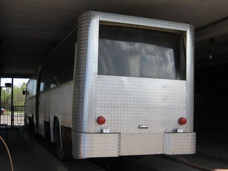 Старый автобус превратили в бар на колесах