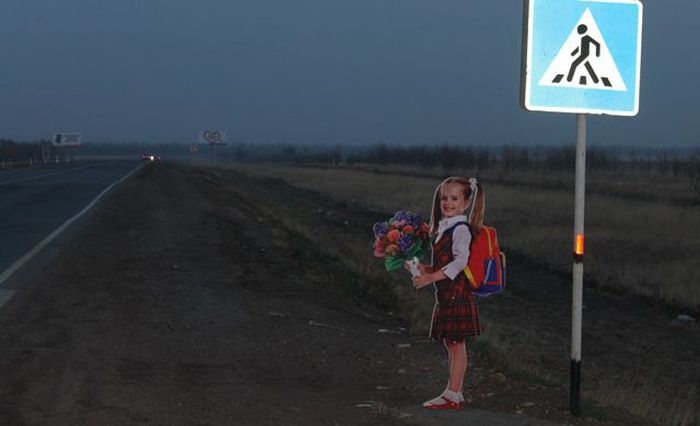 Макеты школьниц на дорогах в Оренбургской области