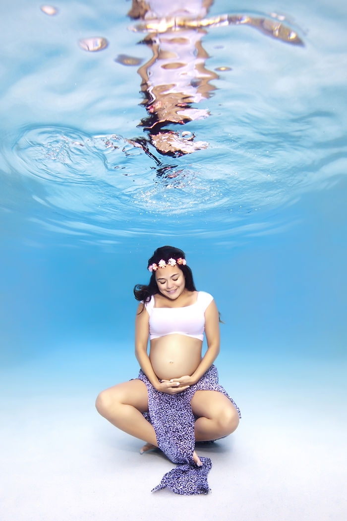 Подводная фотосессия для будущих мам