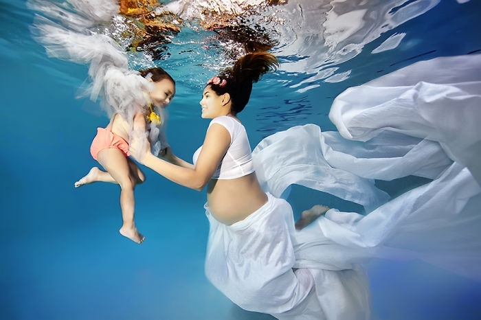 Подводная фотосессия для будущих мам