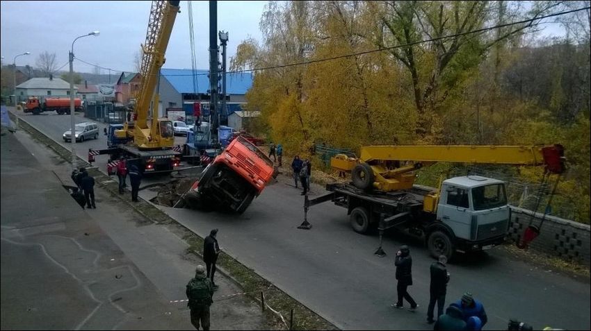 Миксер с бетоном провалился под землю в Воронеже