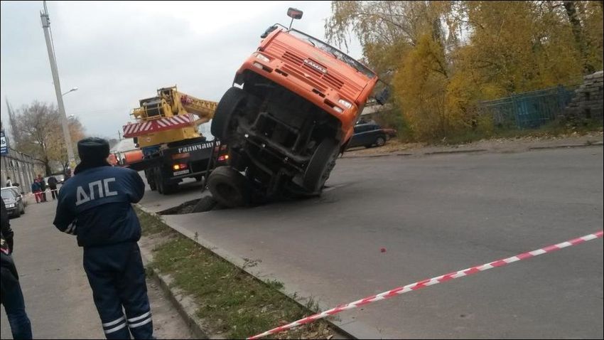 Миксер с бетоном провалился под землю в Воронеже