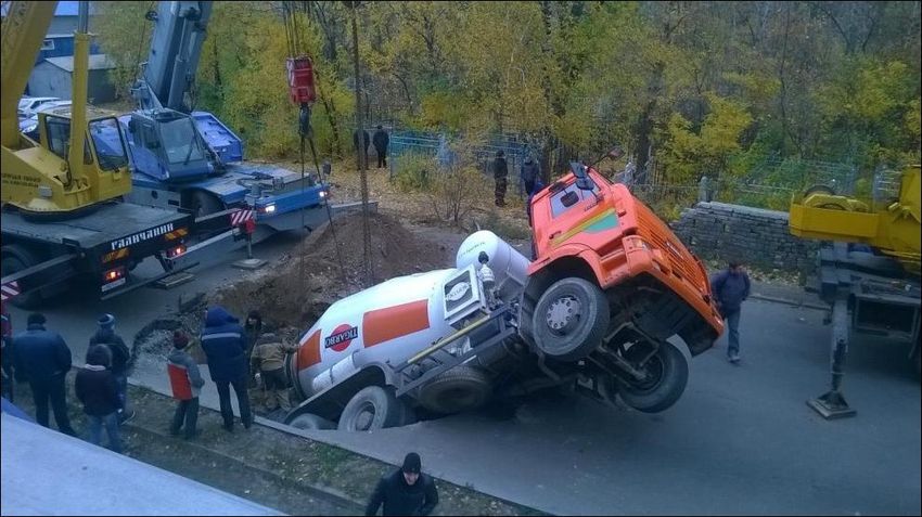 Миксер с бетоном провалился под землю в Воронеже