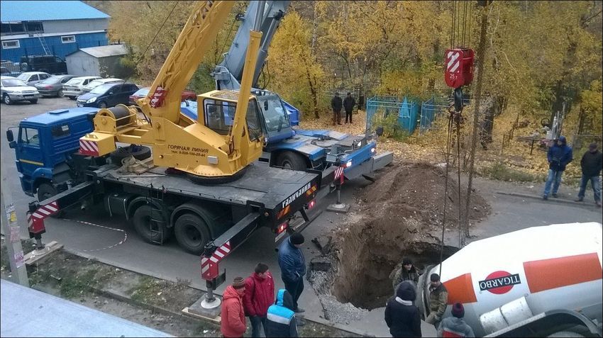 Миксер с бетоном провалился под землю в Воронеже