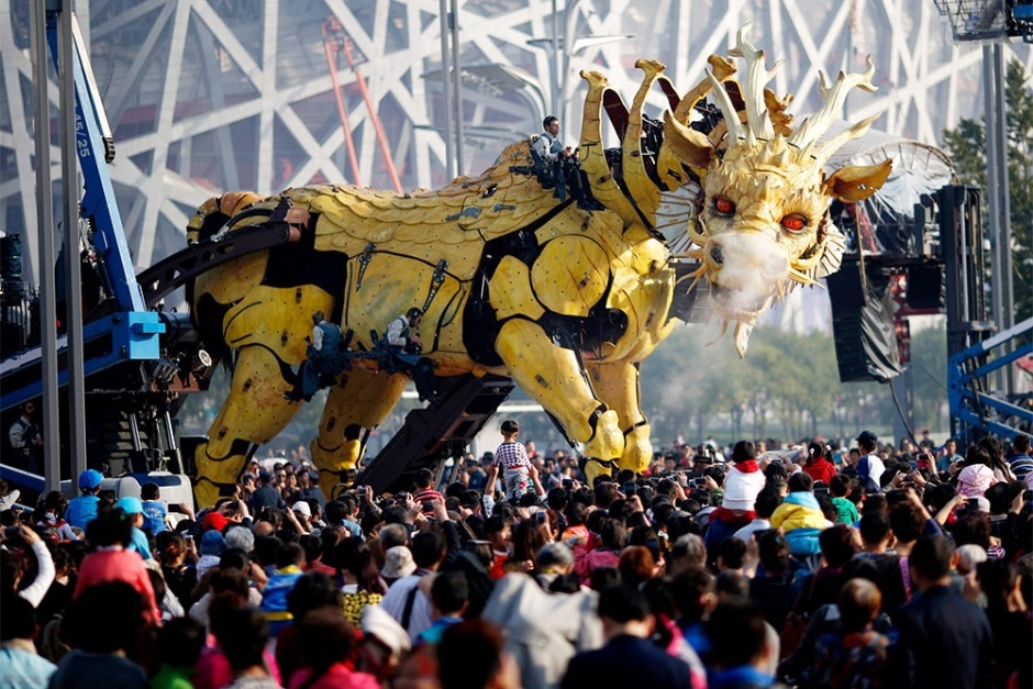 Гигантские роботы сразились в Пекине
