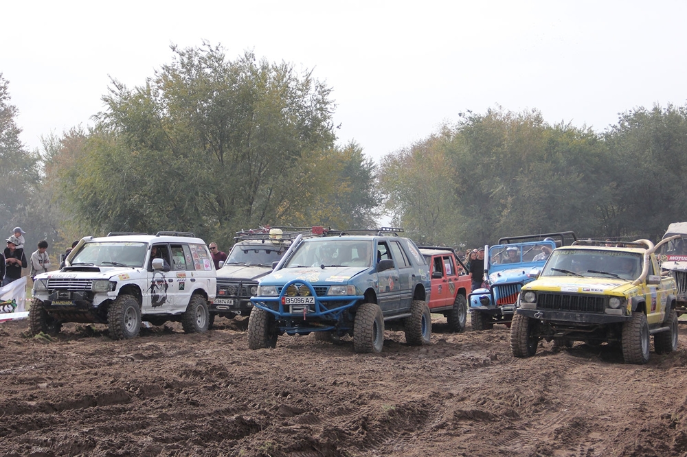 Off-road гонки в Киргизии: грязь, болота и адреналин