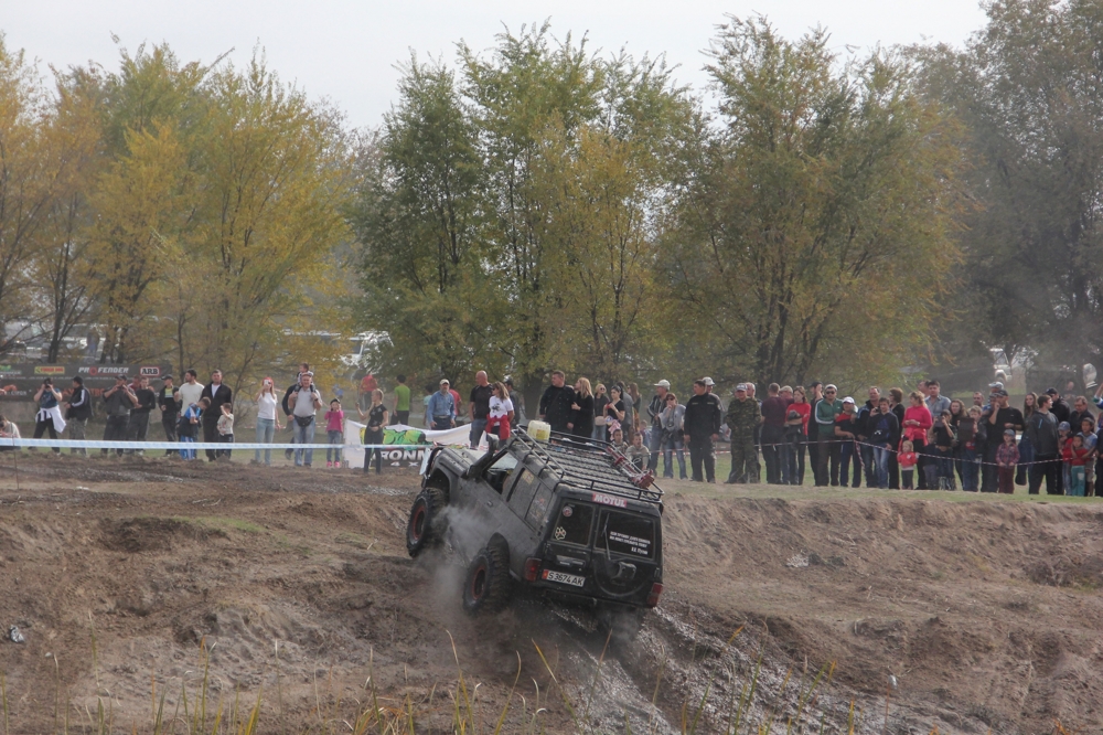 Off-road гонки в Киргизии: грязь, болота и адреналин