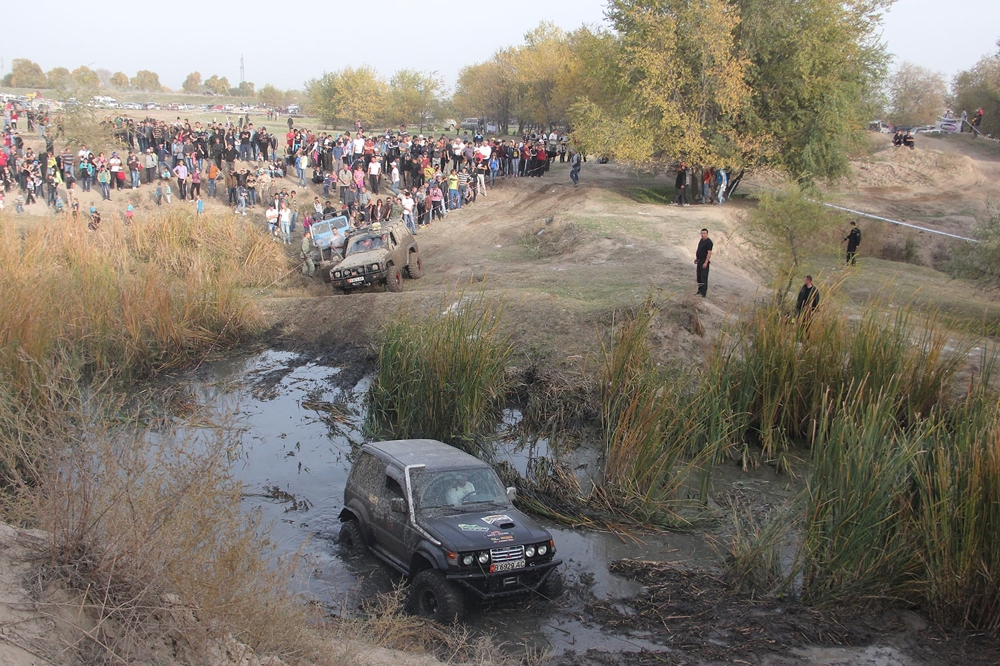 Off-road гонки в Киргизии: грязь, болота и адреналин