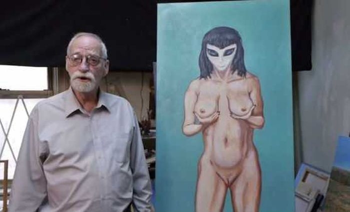 70-летний художник показал любовницу-инопланетянку 