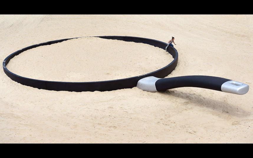 Гигантская инсталляция художника Эндрю Хенкина под названием «Мы здесь жаримся» на пляже Тамарама в Сиднее