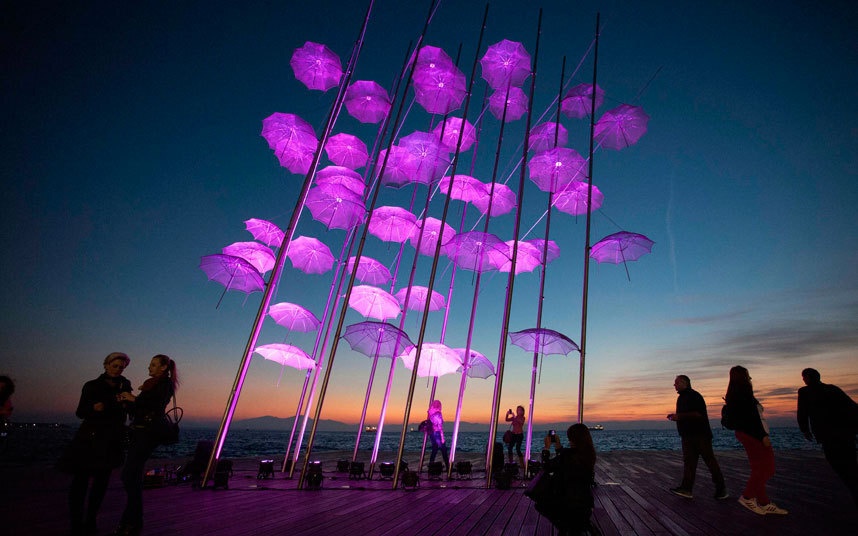 Инсталляция «Зонтики» на набережной в Салониках, Греция.