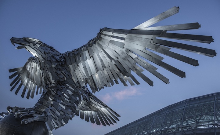 Гигантская скульптура орла