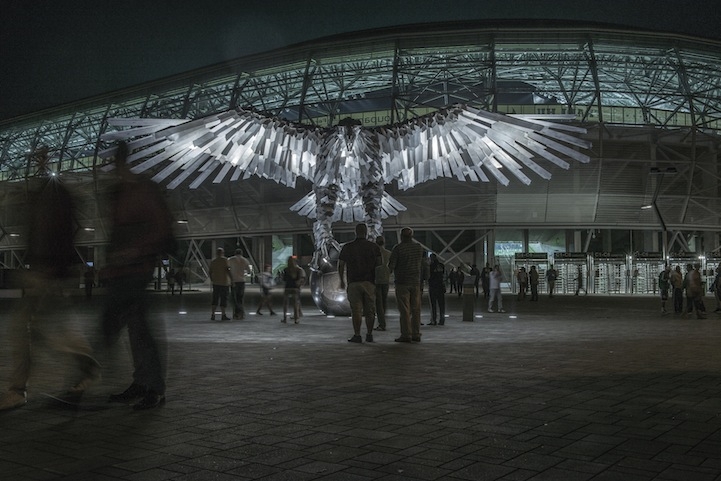 Гигантская скульптура орла