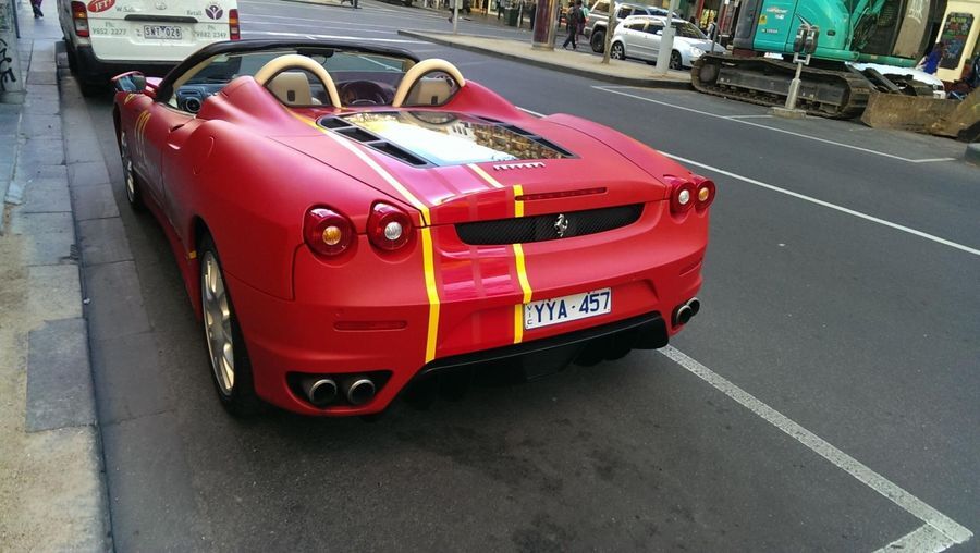 В Австралии McDonald's развозит еду на Lamborghini и Ferrari