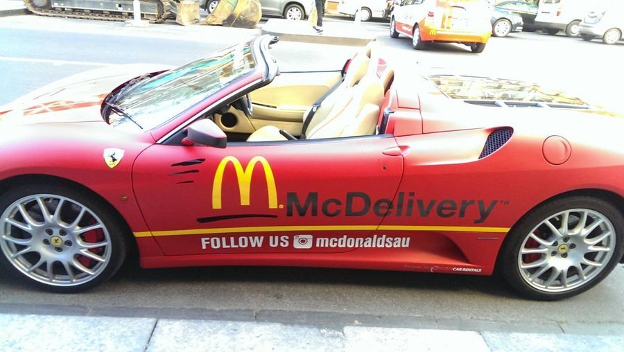 В Австралии McDonald's развозит еду на Lamborghini и Ferrari