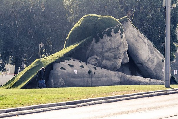 Гигантская скульптура выползает из-под земли  