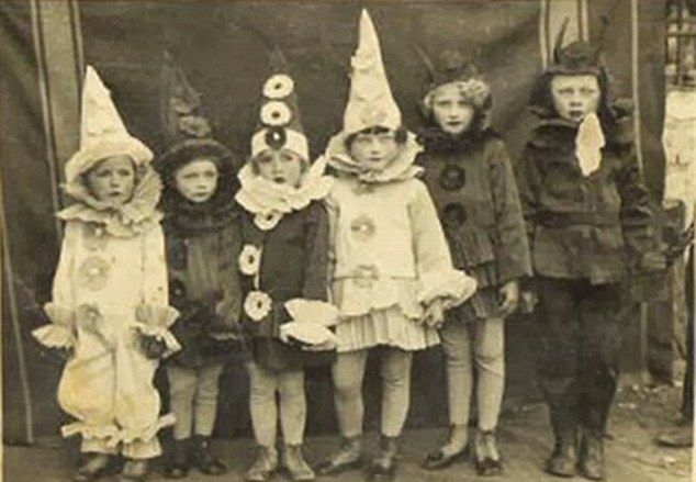Самые страшные карнавальные костюмы прошлого века
