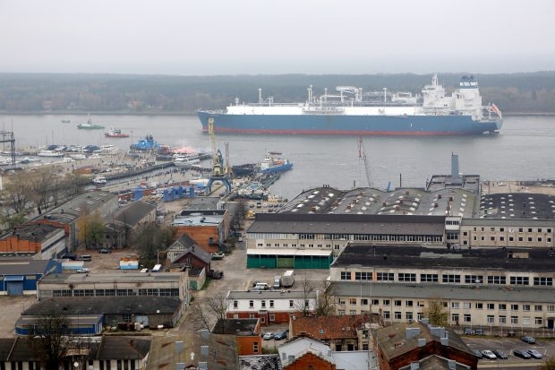 В Клайпеду вошло судно-хранилище Independence 