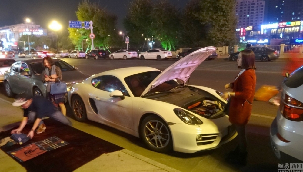 Китаец решил продать несколько шарфов, чтобы заправить Porsche