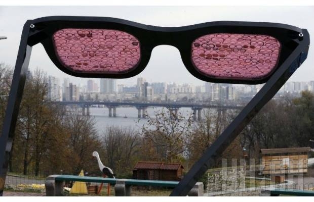 Казалось бы, куда уж дальше? Киев: Розовые очки!