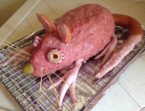 Прикольный мясной рулет "Крыса" по случаю Хэллоуина