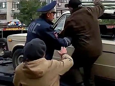 Саратовские полицейские отняли у плачущих стариков машину