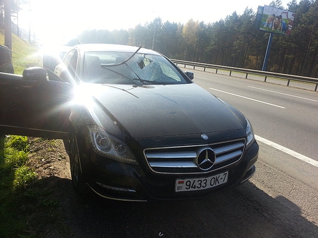 На МКАД в салон Mercedes в движении влетело это...