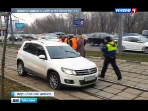 В Москве водитель остановился на трамвайных путях и уснул в машине  