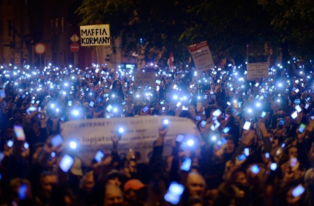 Венгры протестуют против нового налога на интернет