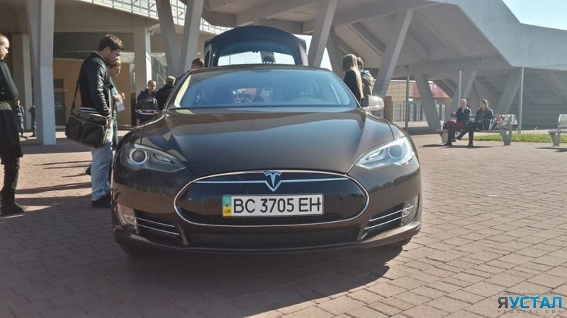 Украинский рекорд Tesla: из Львова в Киев — без подзарядки