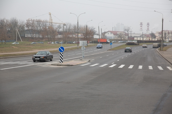 В Минске посреди дороги установили островок безопасности 