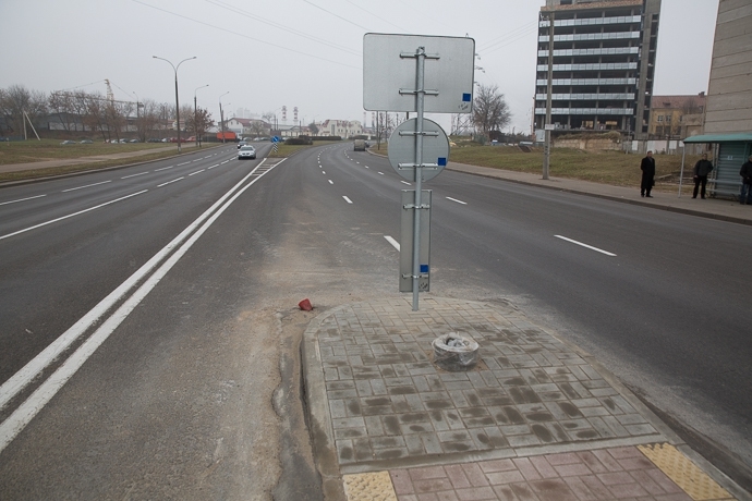 В Минске посреди дороги установили островок безопасности 