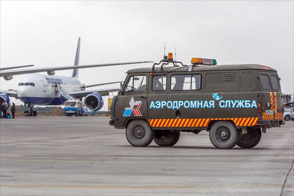 Обслуживание самолета на перроне