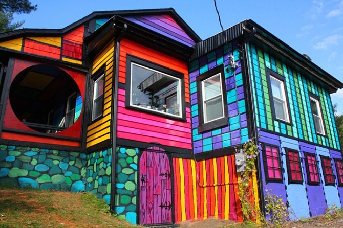«Радужный» дом: неудержимый полёт фантазии «свободной» художницы 