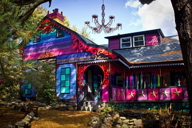 «Радужный» дом: неудержимый полёт фантазии «свободной» художницы 