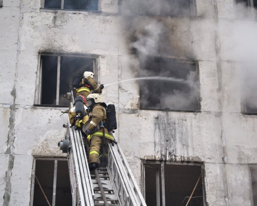 Как тушат пожар в многоэтажном доме