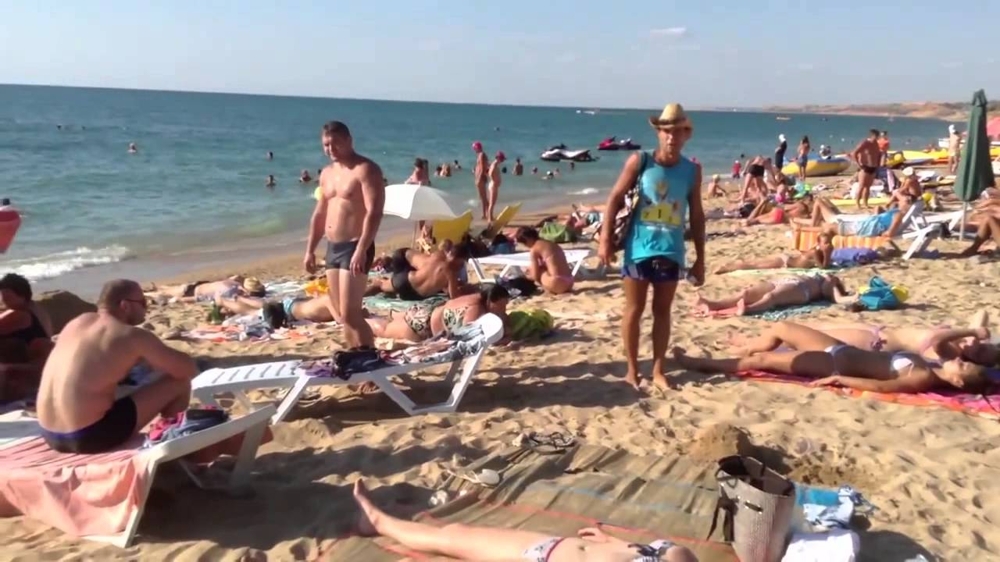 Веселая реклама кукурузы на пляже Крыма 